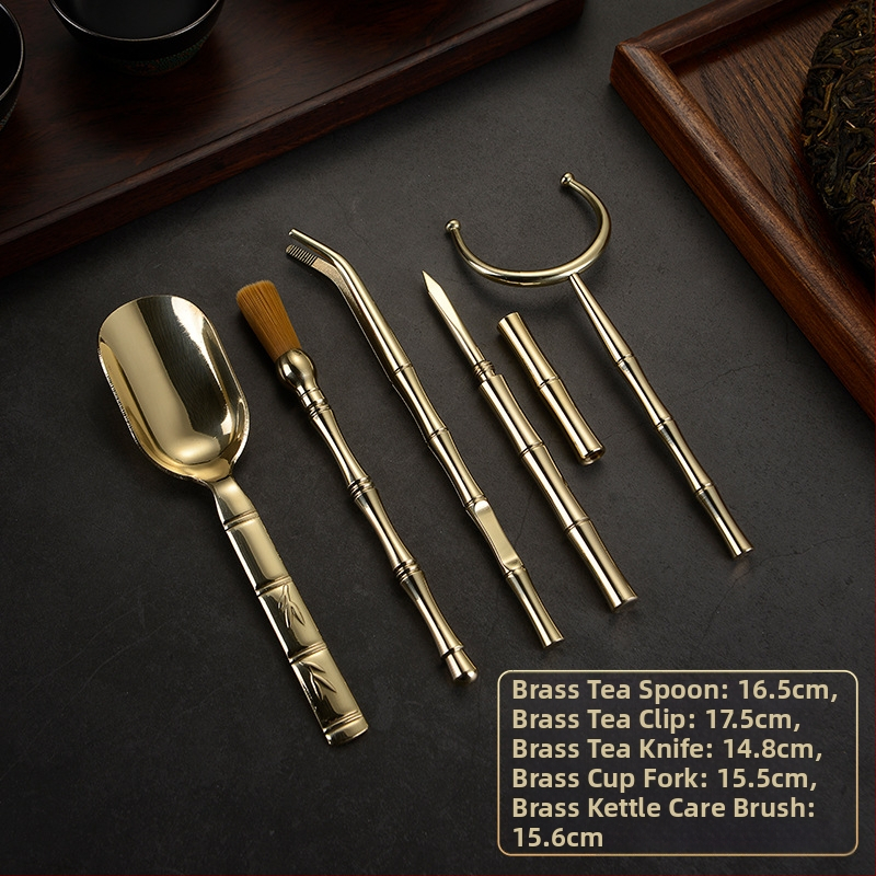Set din alamă pentru ceremonia Gongfu a ceaiului „Șase Domni” cu accesorii de ceai: lingură de ceai, furculiță pentru cești, instrument de întreținere a ceainicului, set de cinci piese din cupru, clips pentru ceai și cuțit de ceai