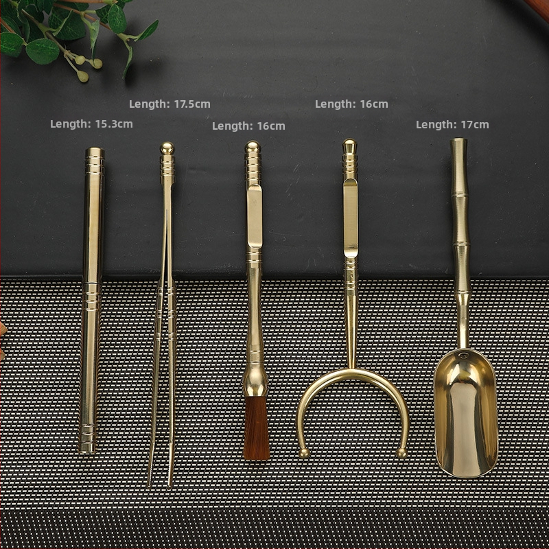 Set din alamă pentru ceremonia Gongfu a ceaiului „Șase Domni” cu accesorii de ceai: lingură de ceai, furculiță pentru cești, instrument de întreținere a ceainicului, set de cinci piese din cupru, clips pentru ceai și cuțit de ceai