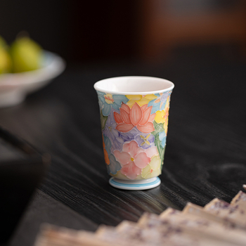 Ceașcă de ceai din porțelan, pictură manuală sub glazură, motiv floral, pentru degustare