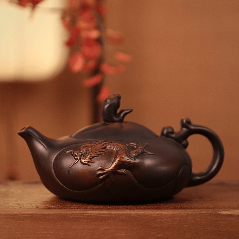 Ceainic din lut mov, cu motiv dragon-pește, sculptat integral, lut pur mineral din mină, semi-manual