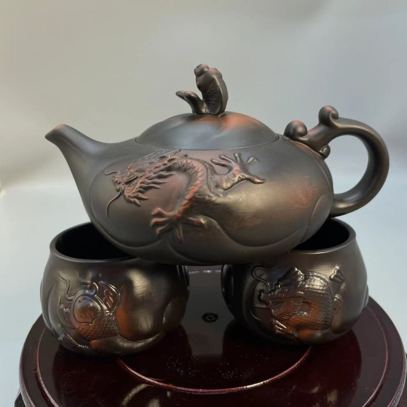 Ceainic din lut mov, cu motiv dragon-pește, sculptat integral, lut pur mineral din mină, semi-manual