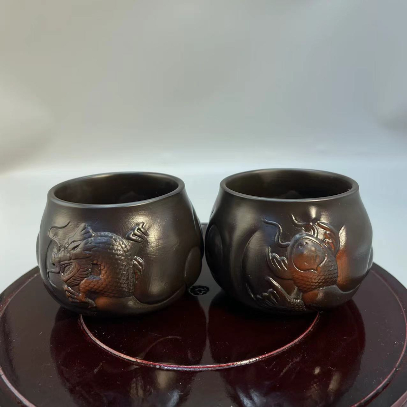 Ceainic din lut mov, cu motiv dragon-pește, sculptat integral, lut pur mineral din mină, semi-manual