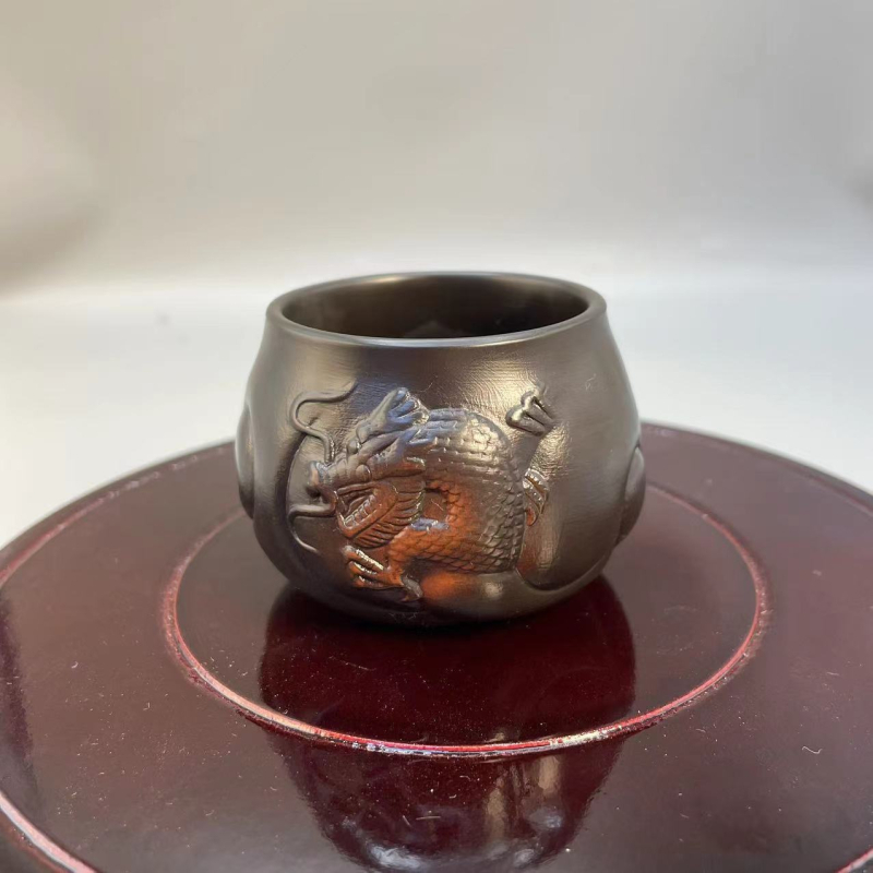 Ceainic din lut mov, cu motiv dragon-pește, sculptat integral, lut pur mineral din mină, semi-manual