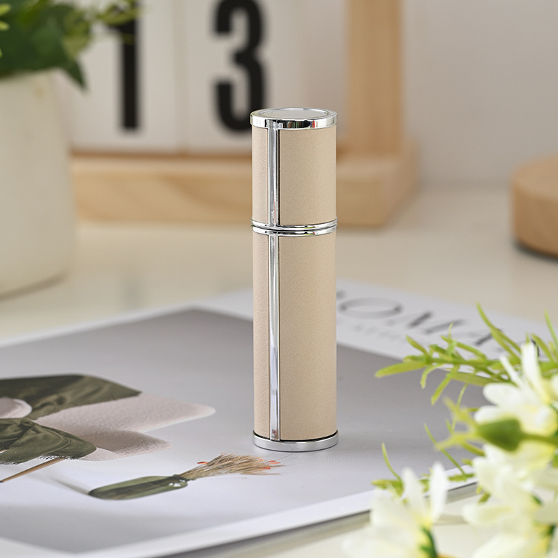 5 ml-es parfüm újratöltő üveg, hordozható utazási méret, bőr külső, pumpás szórófejes üveg, ABS ház üveggel belső