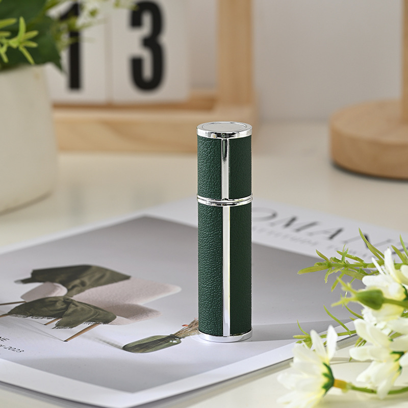 5 ml-es parfüm újratöltő üveg, hordozható utazási méret, bőr külső, pumpás szórófejes üveg, ABS ház üveggel belső