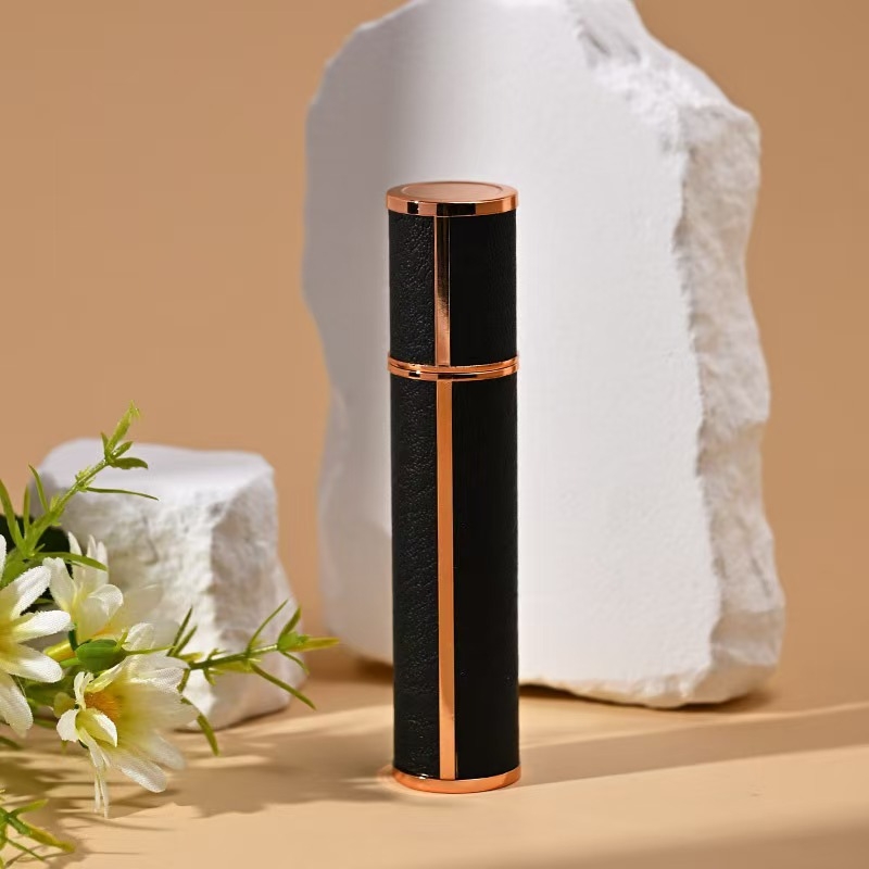 5 ml-es parfüm újratöltő üveg, hordozható utazási méret, bőr külső, pumpás szórófejes üveg, ABS ház üveggel belső