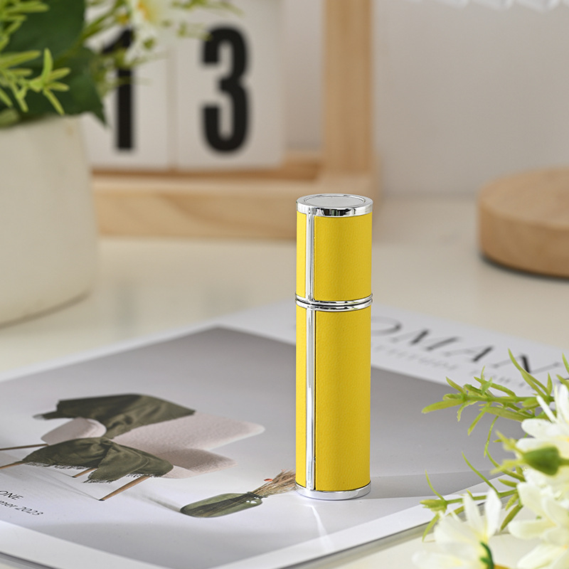 5 ml-es parfüm újratöltő üveg, hordozható utazási méret, bőr külső, pumpás szórófejes üveg, ABS ház üveggel belső