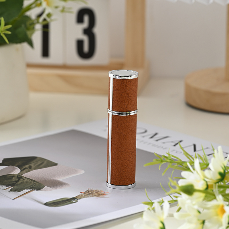 5 ml-es parfüm újratöltő üveg, hordozható utazási méret, bőr külső, pumpás szórófejes üveg, ABS ház üveggel belső