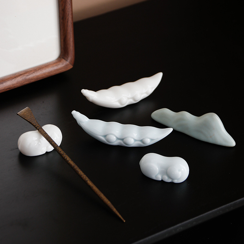 Set ceramic pentru ceremonia ceaiului în stil Celadon: pernă de ceai, clips pentru ceai, linguriță-ace, pensulă, suport pentru bețișoare, porțelan alb