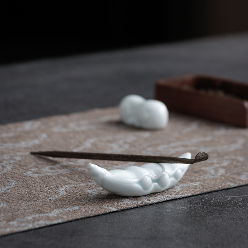 Set ceramic pentru ceremonia ceaiului în stil Celadon: pernă de ceai, clips pentru ceai, linguriță-ace, pensulă, suport pentru bețișoare, porțelan alb