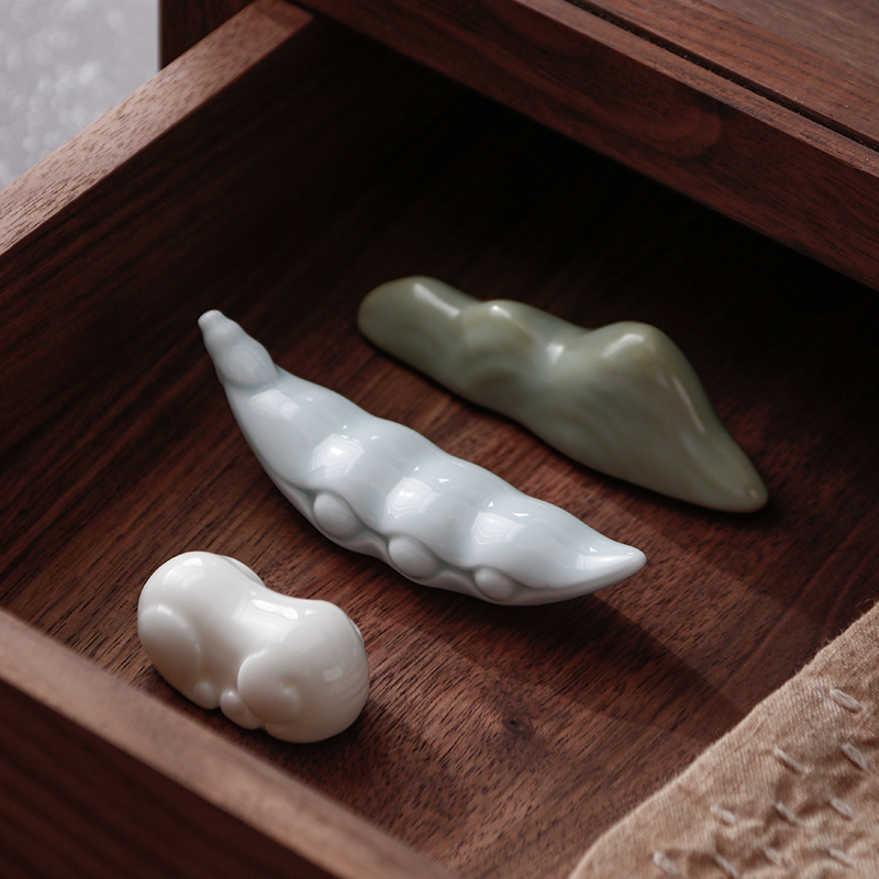 Set ceramic pentru ceremonia ceaiului în stil Celadon: pernă de ceai, clips pentru ceai, linguriță-ace, pensulă, suport pentru bețișoare, porțelan alb