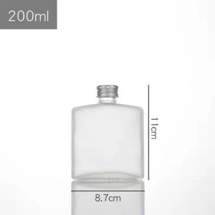 Pločasta kvadratna staklena boca za napitke sa srebrnim poklopcem – prozirna ili mat, 50–250 ml, za hladnu kavu, mliječni čaj i sok.