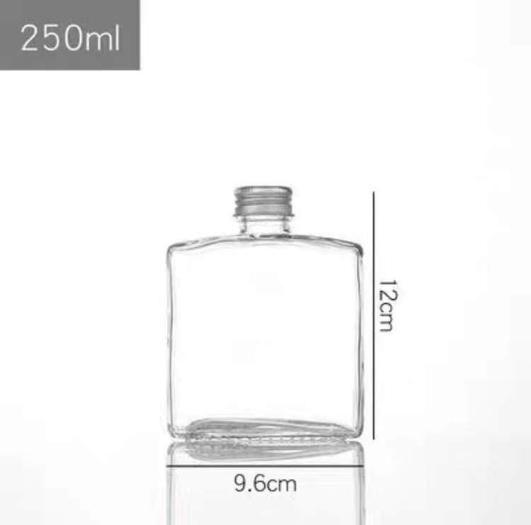 Pločasta kvadratna staklena boca za napitke sa srebrnim poklopcem – prozirna ili mat, 50–250 ml, za hladnu kavu, mliječni čaj i sok.