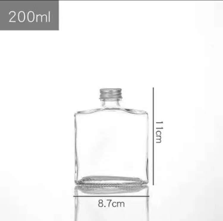 Pločasta kvadratna staklena boca za napitke sa srebrnim poklopcem – prozirna ili mat, 50–250 ml, za hladnu kavu, mliječni čaj i sok.