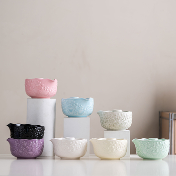 Set ceramic pentru matcha: boluri cu design în relief de sakura, 7 piese, cu gură de turnare, cutie colorată