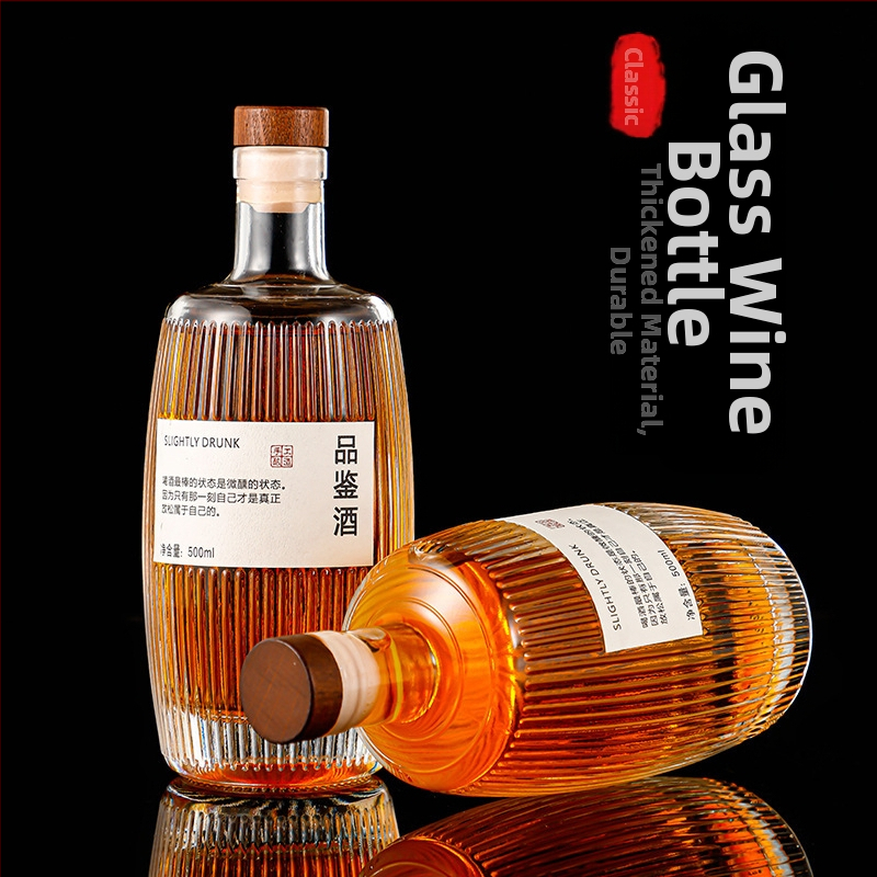 Vlastná sklenená fľaša na alkohol so zvislými pruhmi, s dreveným sudom, 500 ml