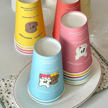 Cupa de unică folosință din hârtie laminată cu capac, pentru băuturi calde sau reci, ceai cu lapte cu design cartoon, 400–500 ml.