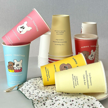 Cupa de unică folosință din hârtie laminată cu capac, pentru băuturi calde sau reci, ceai cu lapte cu design cartoon, 400–500 ml.