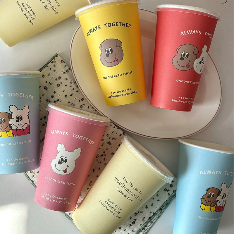 Cupa de unică folosință din hârtie laminată cu capac, pentru băuturi calde sau reci, ceai cu lapte cu design cartoon, 400–500 ml.