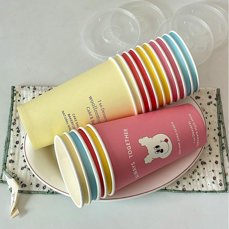 Cupa de unică folosință din hârtie laminată cu capac, pentru băuturi calde sau reci, ceai cu lapte cu design cartoon, 400–500 ml.