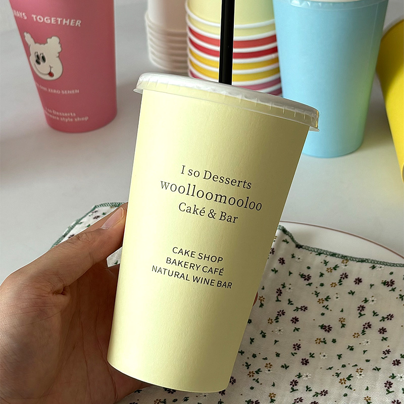 Cupa de unică folosință din hârtie laminată cu capac, pentru băuturi calde sau reci, ceai cu lapte cu design cartoon, 400–500 ml.