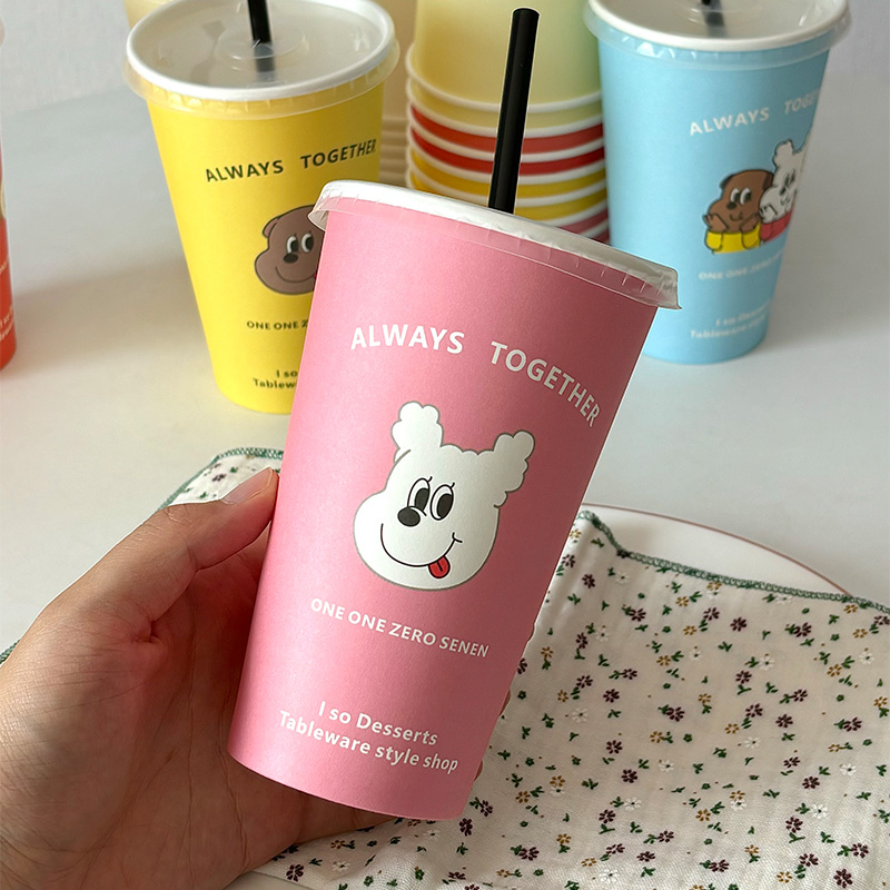 Cupa de unică folosință din hârtie laminată cu capac, pentru băuturi calde sau reci, ceai cu lapte cu design cartoon, 400–500 ml.