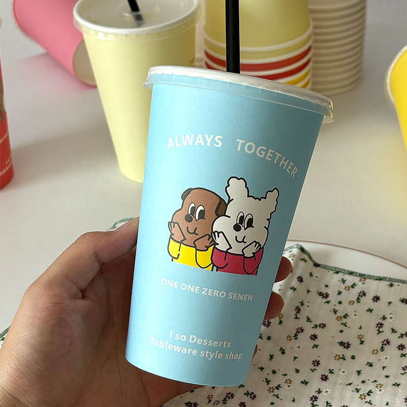 Cupa de unică folosință din hârtie laminată cu capac, pentru băuturi calde sau reci, ceai cu lapte cu design cartoon, 400–500 ml.