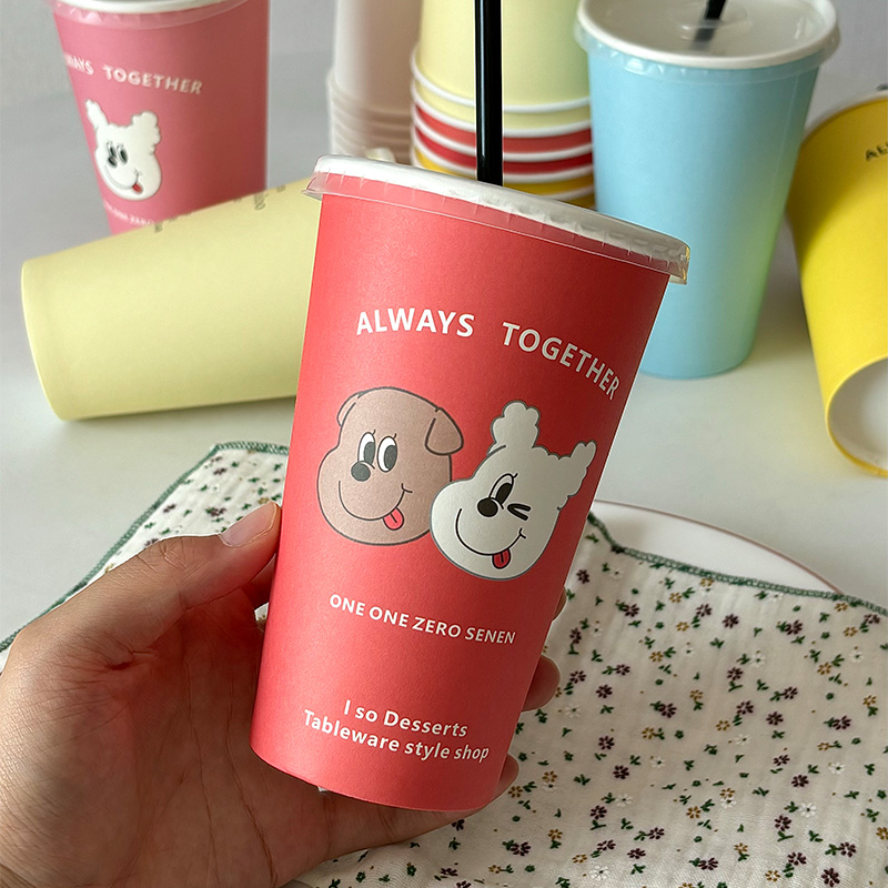 Cupa de unică folosință din hârtie laminată cu capac, pentru băuturi calde sau reci, ceai cu lapte cu design cartoon, 400–500 ml.