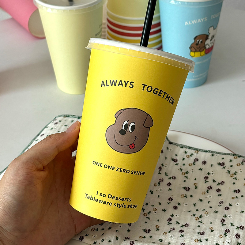 Cupa de unică folosință din hârtie laminată cu capac, pentru băuturi calde sau reci, ceai cu lapte cu design cartoon, 400–500 ml.