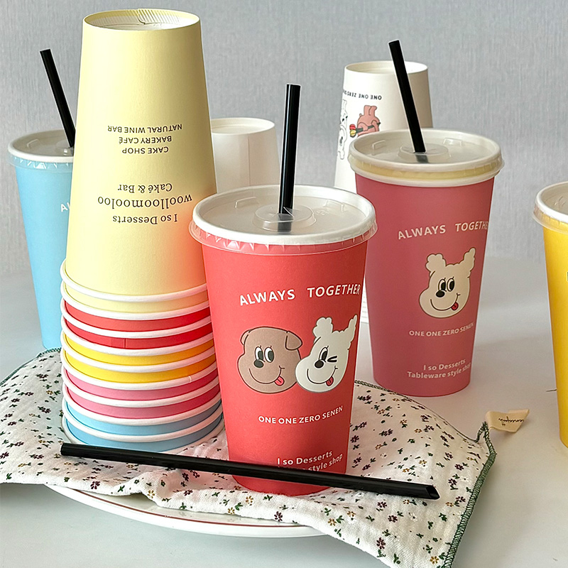Cupa de unică folosință din hârtie laminată cu capac, pentru băuturi calde sau reci, ceai cu lapte cu design cartoon, 400–500 ml.