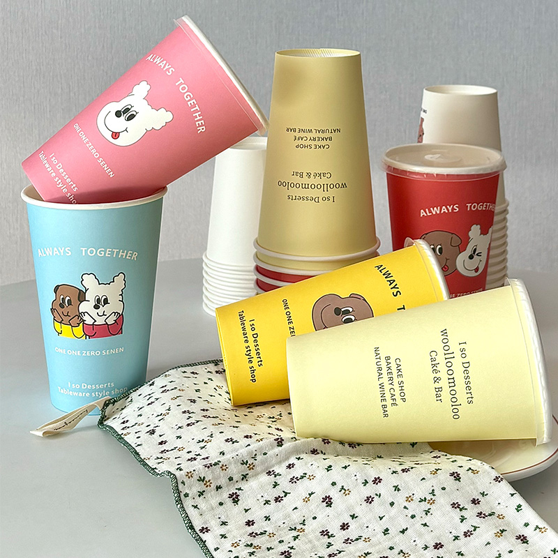 Cupa de unică folosință din hârtie laminată cu capac, pentru băuturi calde sau reci, ceai cu lapte cu design cartoon, 400–500 ml.