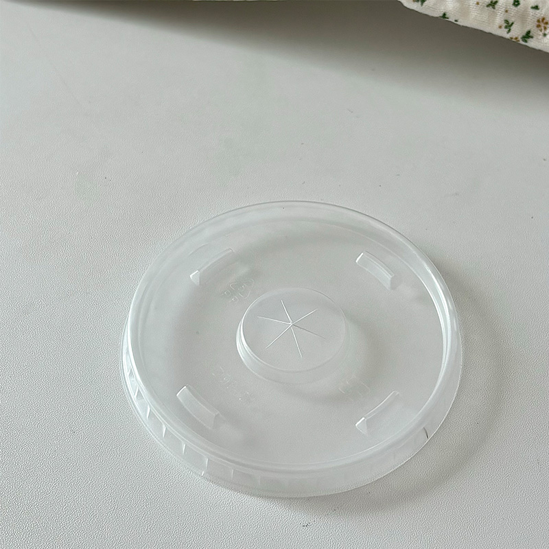 Cupa de unică folosință din hârtie laminată cu capac, pentru băuturi calde sau reci, ceai cu lapte cu design cartoon, 400–500 ml.