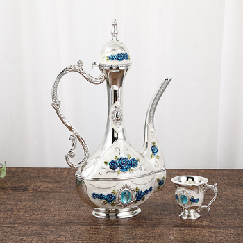 Set de vin în stil european din aliaj de zinc, include pahare mici de vin, decantor metalic și distribuitor de vin, decor elegant pentru casă.