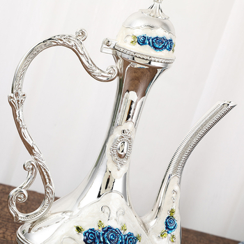 Set de vin în stil european din aliaj de zinc, include pahare mici de vin, decantor metalic și distribuitor de vin, decor elegant pentru casă.