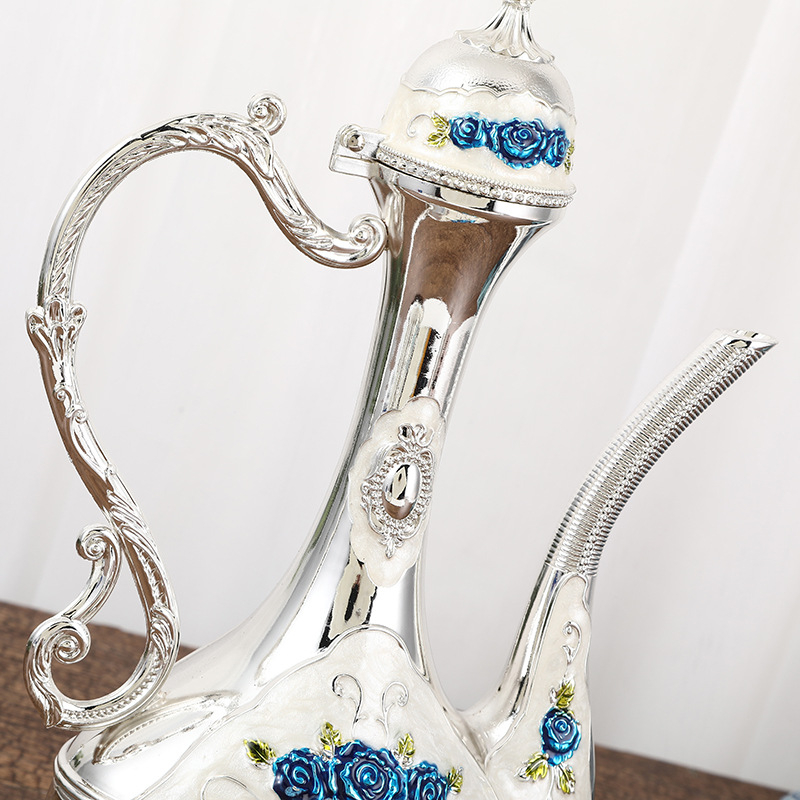 Set de vin în stil european din aliaj de zinc, include pahare mici de vin, decantor metalic și distribuitor de vin, decor elegant pentru casă.
