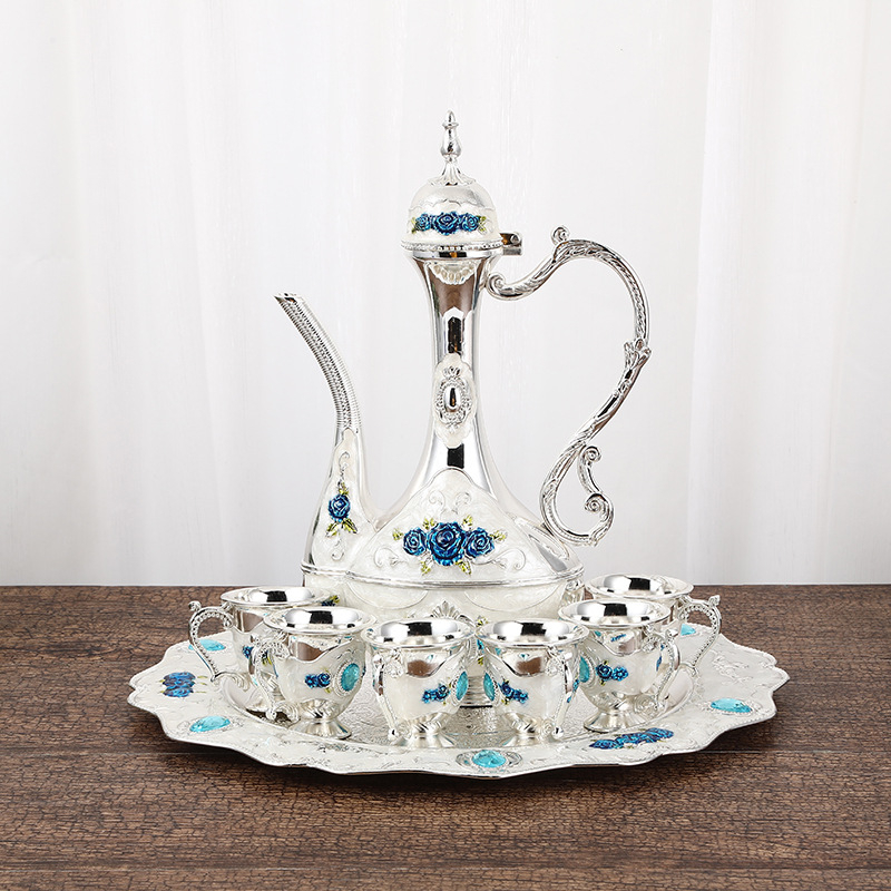 Set de vin în stil european din aliaj de zinc, include pahare mici de vin, decantor metalic și distribuitor de vin, decor elegant pentru casă.