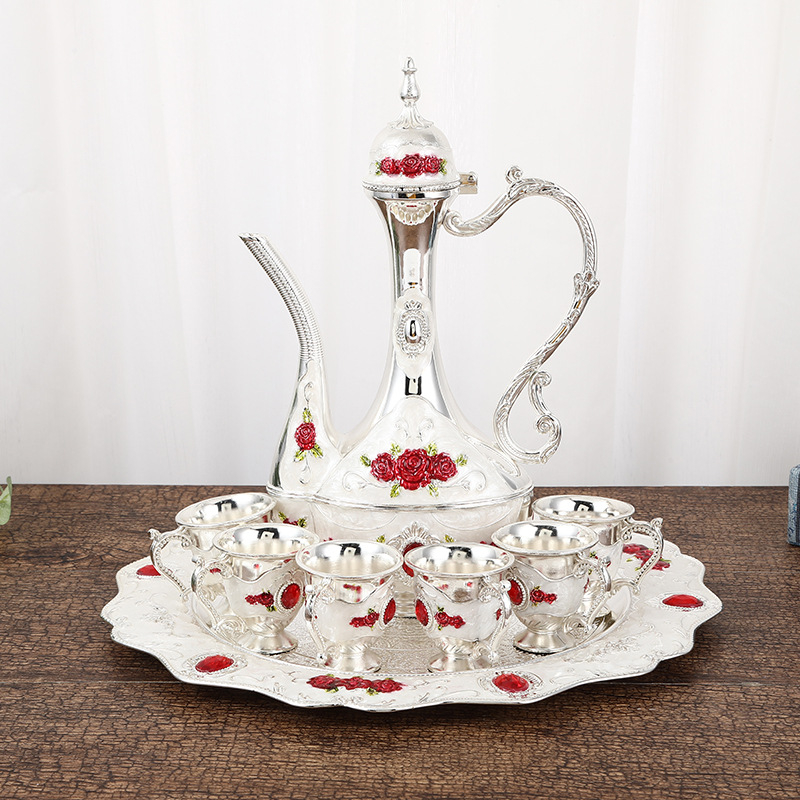 Set de vin în stil european din aliaj de zinc, include pahare mici de vin, decantor metalic și distribuitor de vin, decor elegant pentru casă.