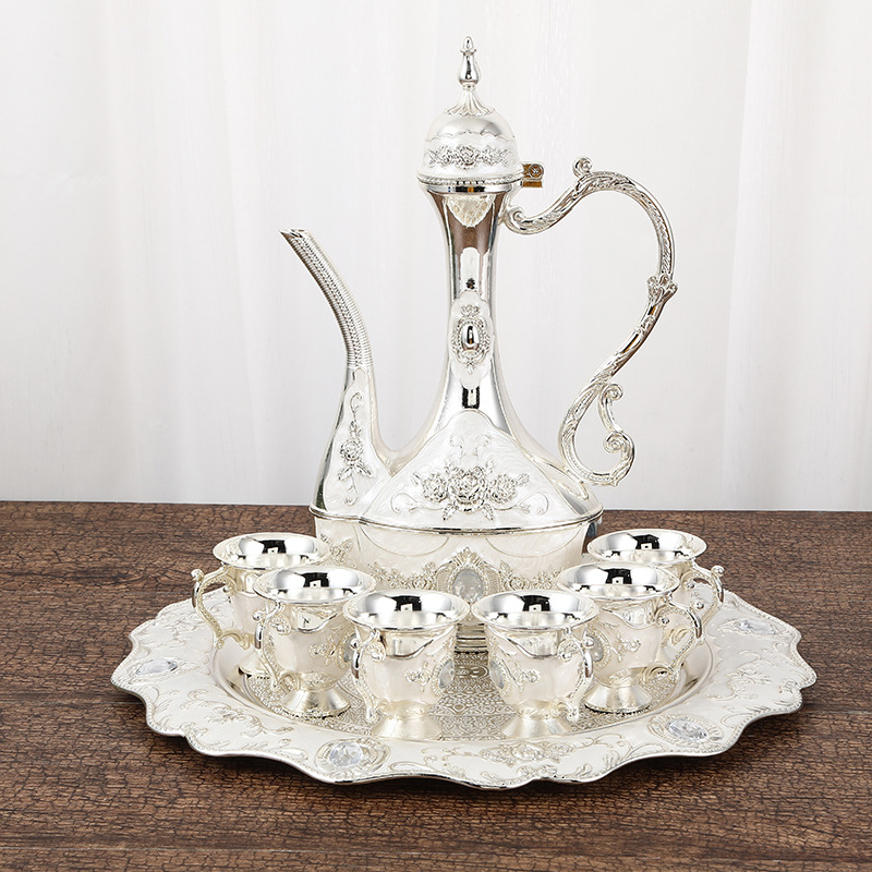 Set de vin în stil european din aliaj de zinc, include pahare mici de vin, decantor metalic și distribuitor de vin, decor elegant pentru casă.