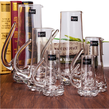 Decantor de vin din sticlă cu mâner, design minimalist, cu scară de măsurare