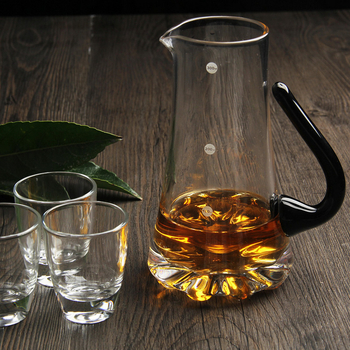 Decantor de vin din sticlă cu mâner, design minimalist, cu scară de măsurare
