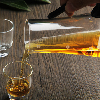 Decantor de vin din sticlă cu mâner, design minimalist, cu scară de măsurare