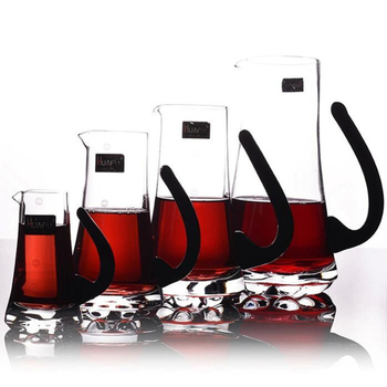 Decantor de vin din sticlă cu mâner, design minimalist, cu scară de măsurare