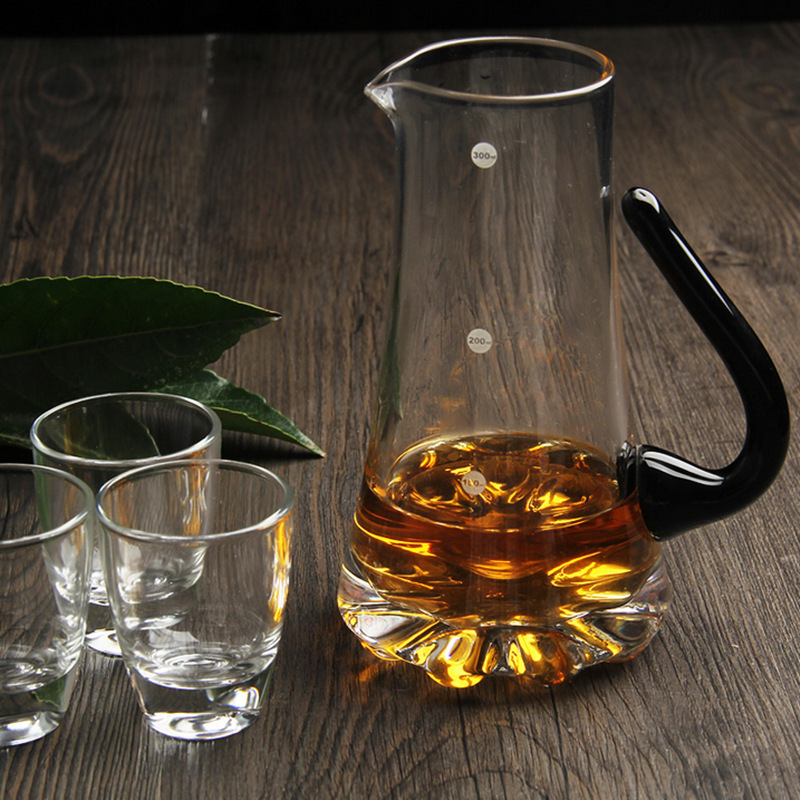Decantor de vin din sticlă cu mâner, design minimalist, cu scară de măsurare