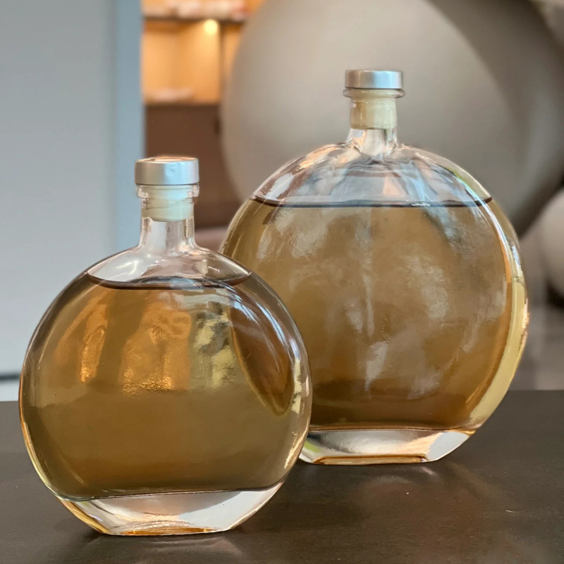 Ravne ovalne mini bočice vina: 500 ml bočice ledenog vina, 500 ml bočice kave, 250 ml bočice neutralnih alkohola, 250 ml bočice voćnog vina