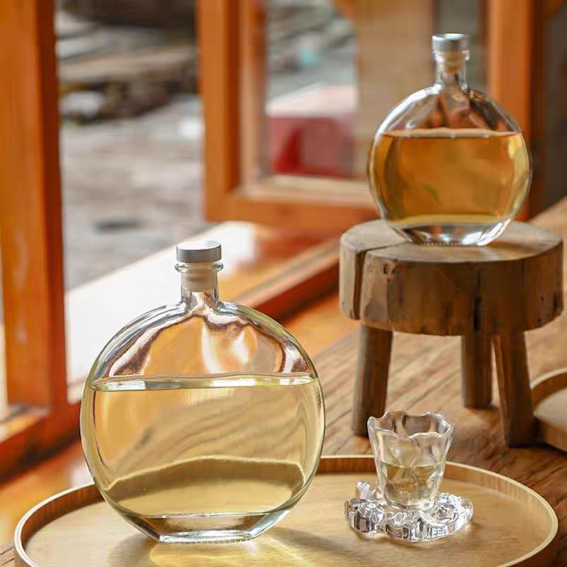 Ravne ovalne mini bočice vina: 500 ml bočice ledenog vina, 500 ml bočice kave, 250 ml bočice neutralnih alkohola, 250 ml bočice voćnog vina