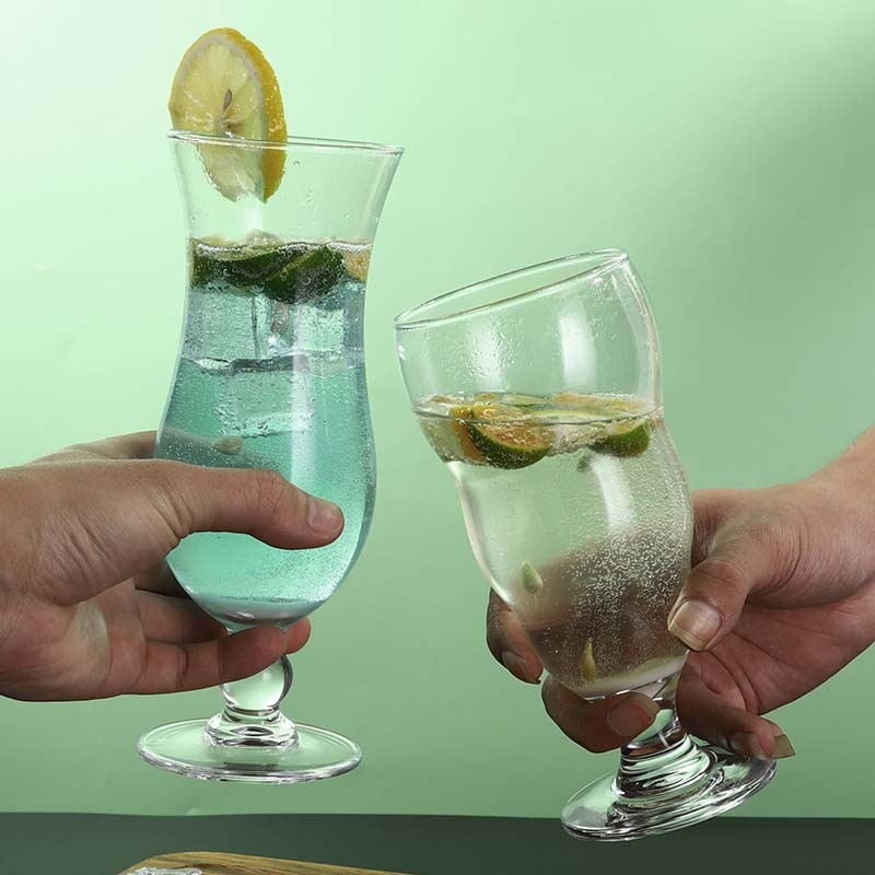 Pahar înalt, în formă de lalea, pentru cocktailuri, sucuri și băuturi reci