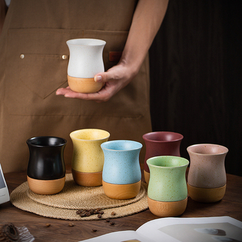 Ceașcă de espresso ceramică, cu textură rustică și bază din lemn