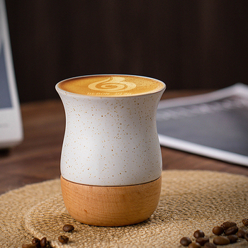 Ceașcă de espresso ceramică, cu textură rustică și bază din lemn
