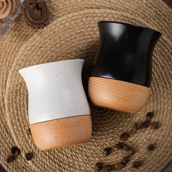 Ceașcă de espresso ceramică, cu textură rustică și bază din lemn