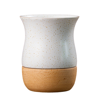 Ceașcă de espresso ceramică, cu textură rustică și bază din lemn
